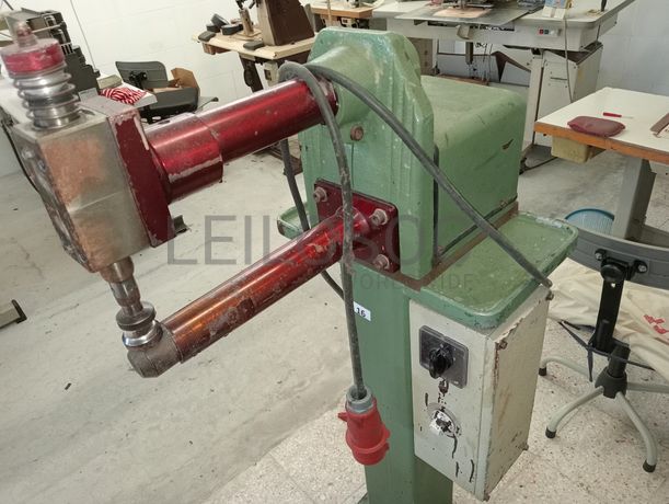 Máquinas de Costura · Coluna Alta · Rebites