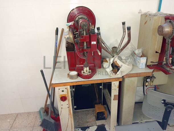 Máquinas de Costura · Coluna Alta · Rebites