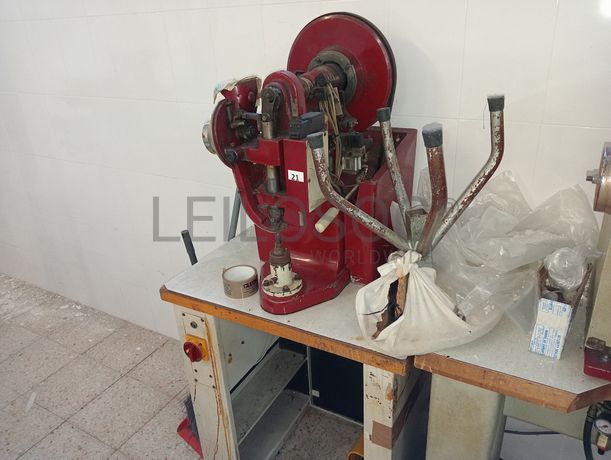 Máquinas de Costura · Coluna Alta · Rebites