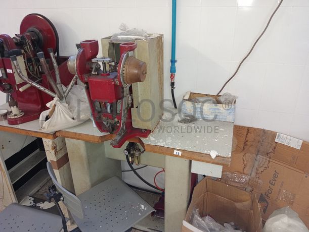 Máquinas de Costura · Coluna Alta · Rebites