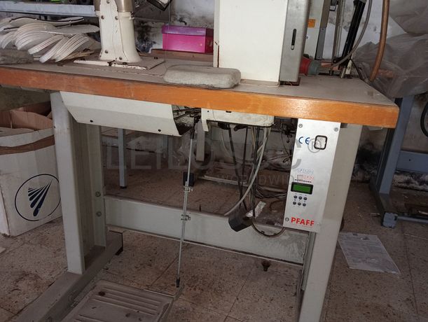 Máquinas de Coluna Alta · Máquina de Colocar Ganchos