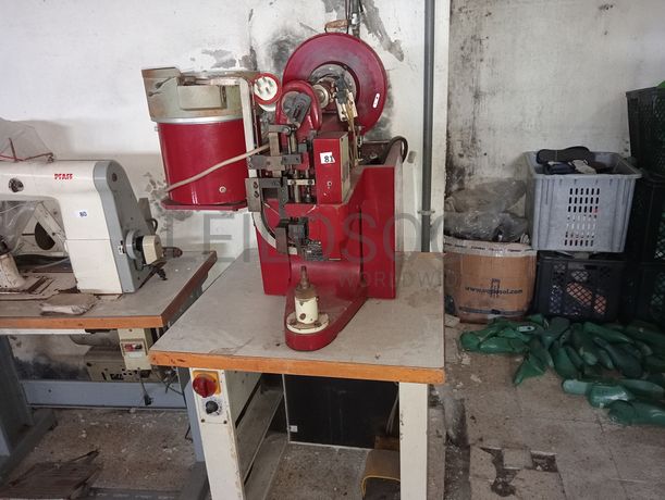 Máquinas de Coluna Alta · Máquina de Colocar Ganchos