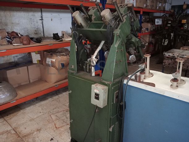 Máquinas de Contrafortes e de Enformar · Estantes industriais