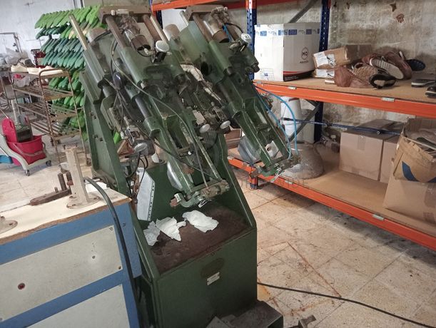 Máquinas de Contrafortes e de Enformar · Estantes industriais