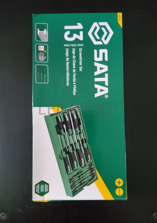 TABULEIRO DE 13 PEÇAS COM CHAVES DE FENDAS COMBINADAS