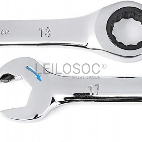 CHAVES COM ROQUETE NA BOCA E NA LUNETA