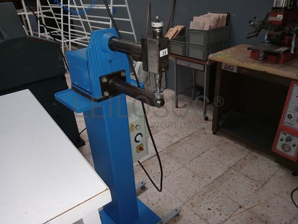 Máquina de Rebater Costuras