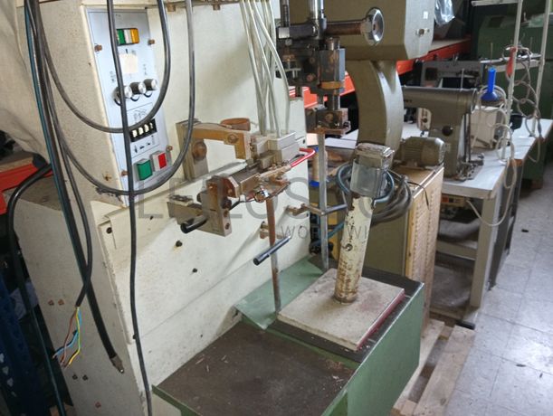 Máquina de Pregar Saltos