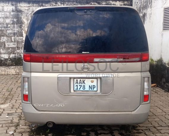 Viatura Nissan Serena