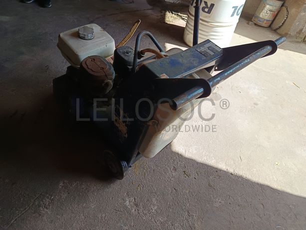 Máquina de Cortar estrada · Ano 2001