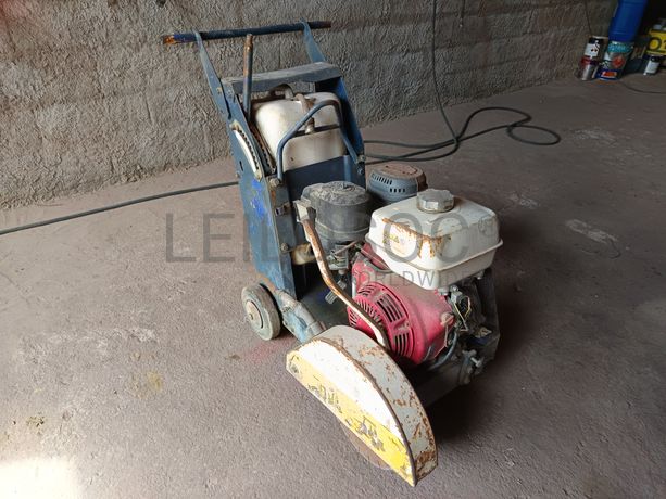 Máquina de Cortar estrada · Ano 2001