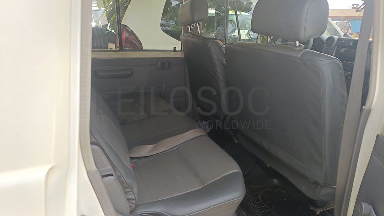 Toyota Land Cruiser Hebrad 4WD - 2011