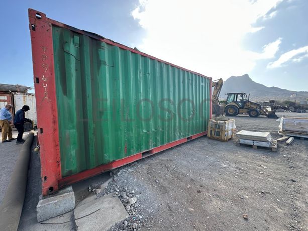 Dois contentores marítimos