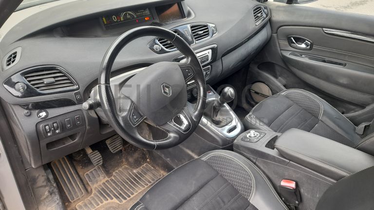 Renault Grand Scenic 1.5 DCI · Ano 2016