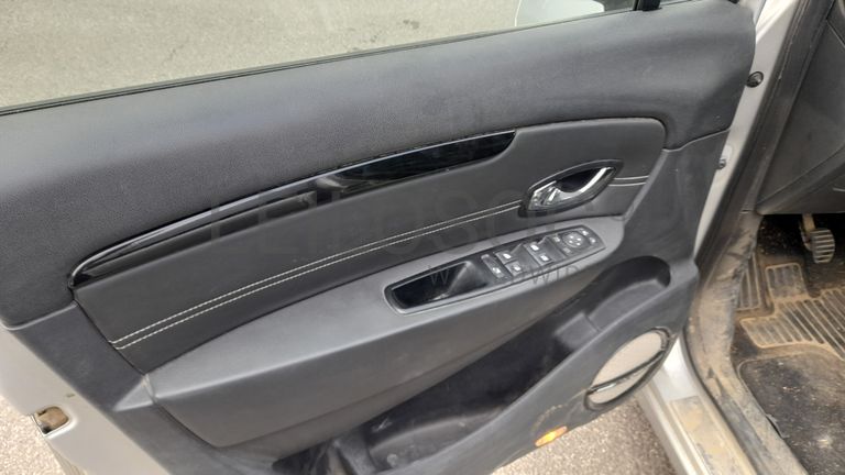 Renault Grand Scenic 1.5 DCI · Ano 2016