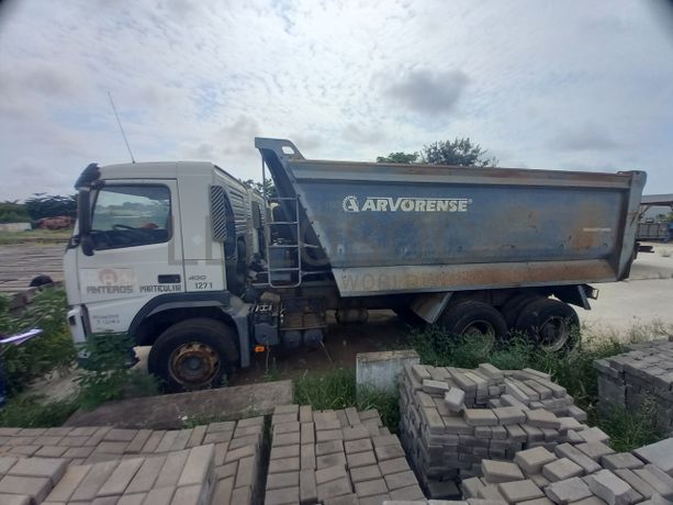 Camião Basc. Tras. (6X4) da marca VOLVO, modelo FM 4006X4