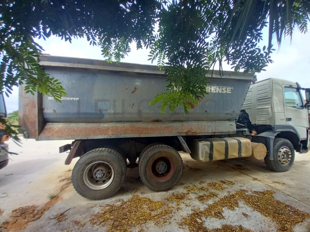 Camião Basc. Tras. (6X4) da marca VOLVO, modelo FM400-6x4-4
