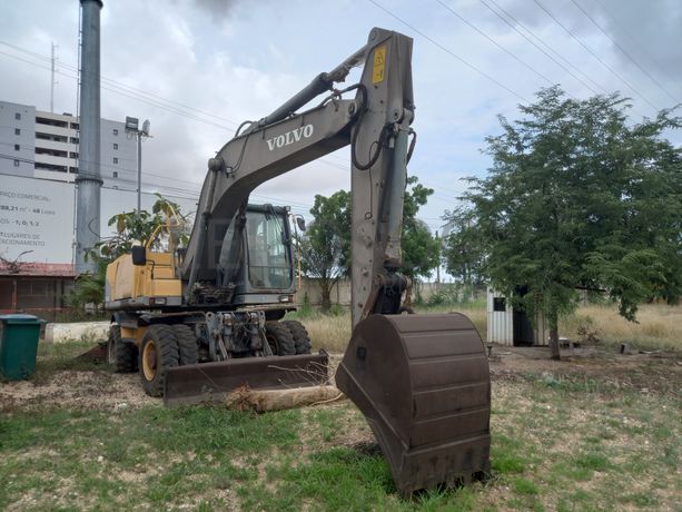 Escavadora de Pneus  da marca VOLVO, modelo EW 180C