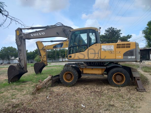 Escavadora de Pneus  da marca VOLVO, modelo EW 180C