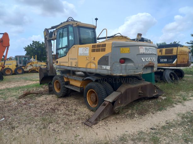 Escavadora de Pneus  da marca VOLVO, modelo EW 180C