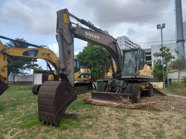Escavadora de Pneus  da marca VOLVO, modelo EW 180C