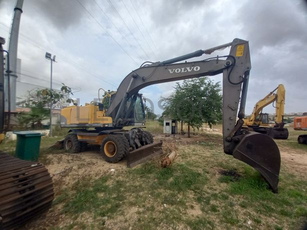 Escavadora de Pneus  da marca VOLVO, modelo EW 180C