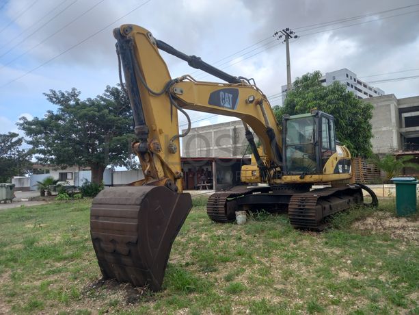 Escavadora de Rastos  da marca CATERPILLAR, modelo 323D