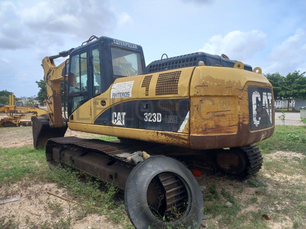 Escavadora de Rastos  da marca CATERPILLAR, modelo 323D