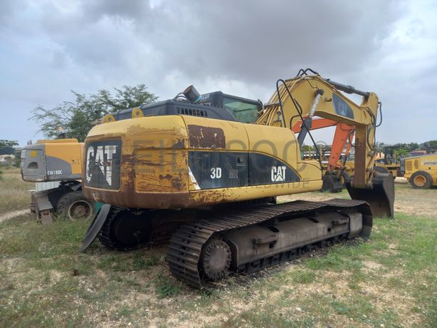 Escavadora de Rastos  da marca CATERPILLAR, modelo 323D