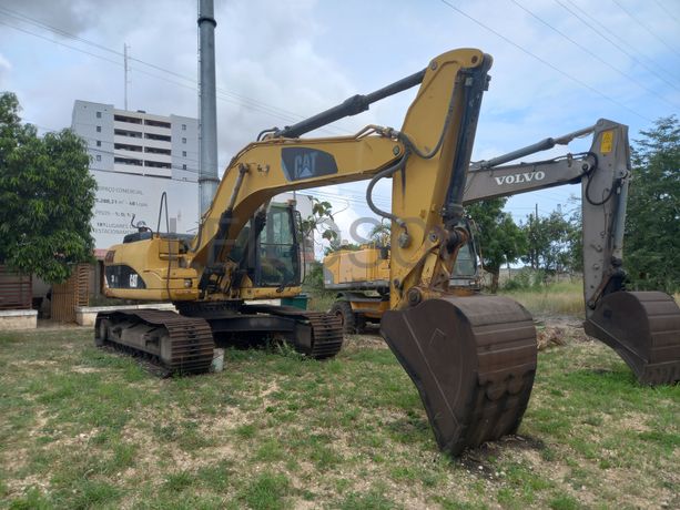 Escavadora de Rastos  da marca CATERPILLAR, modelo 323D