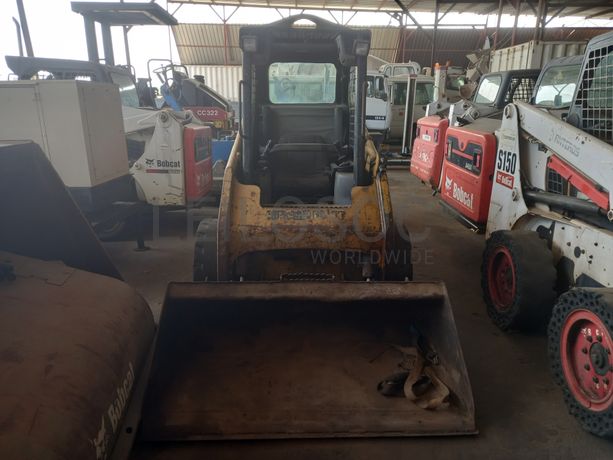 Pá Carregadora (mini) de Pneus da marca CATERPILLAR, modelo 226B