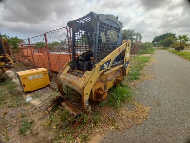 Pá Carregadora (mini) de Pneus da marca CATERPILLAR, modelo 226B