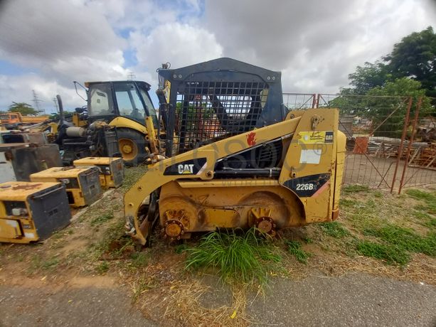 Pá Carregadora (mini) de Pneus da marca CATERPILLAR, modelo 226B