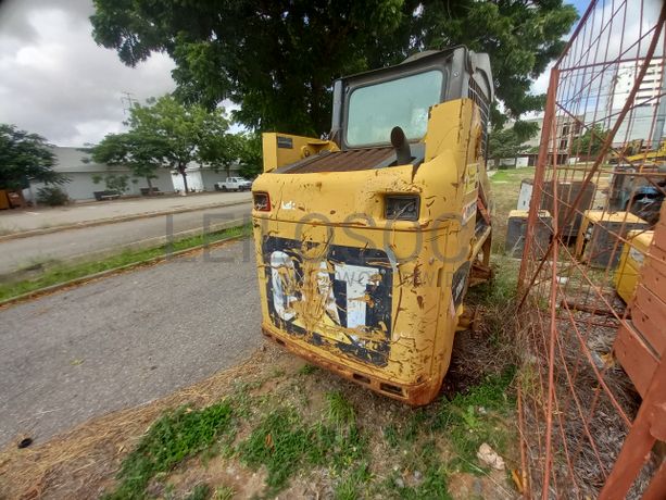 Pá Carregadora (mini) de Pneus da marca CATERPILLAR, modelo 226B