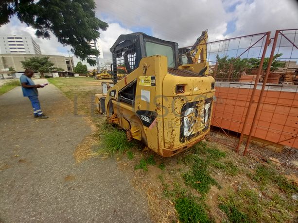 Pá Carregadora (mini) de Pneus da marca CATERPILLAR, modelo 226B