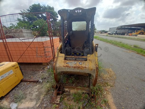 Pá Carregadora (mini) de Pneus da marca CATERPILLAR, modelo 226B