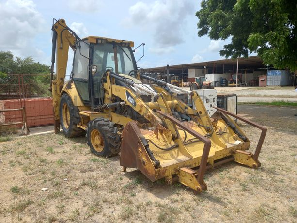 Conj. Ind. Pá e Retro de Pneus da marca CATERPILLAR, modelo 428E