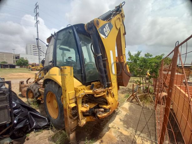 Conj. Ind. Pá e Retro de Pneus da marca CATERPILLAR, modelo 428E