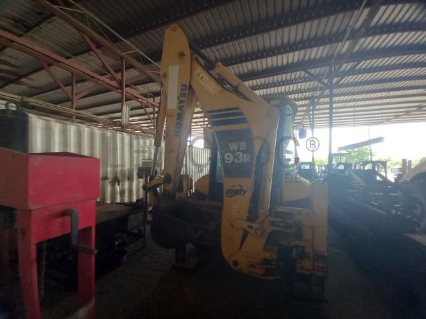 Conj. Ind. Pá e Retro de Pneus da marca KOMATSU, modelo WB93R-5