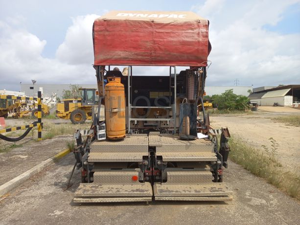 Espalhadora-Acabadora de Pavimentação da marca DYNAPAC, modelo F141C