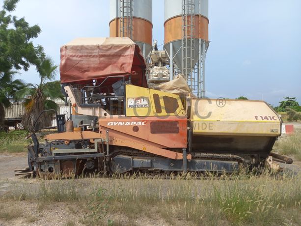 Espalhadora-Acabadora de Pavimentação da marca DYNAPAC, modelo F141C
