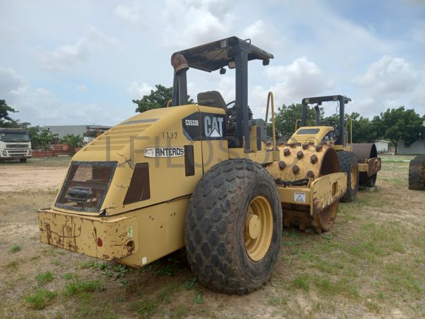 Cil. Auto-Prop. Vibrador Solos 15 T da marca CATERPILLAR, modelo CS-533E