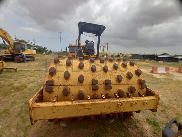 Cil. Auto-Prop. Vibrador Solos 15 T da marca CATERPILLAR, modelo CS-533E