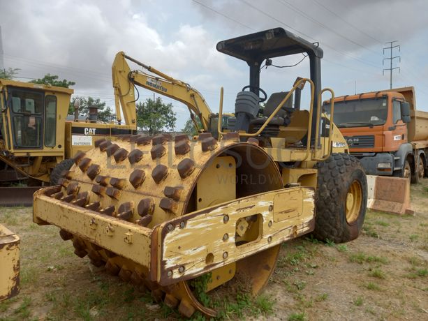 Cil. Auto-Prop. Vibrador Solos 15 T da marca CATERPILLAR, modelo CS-533E