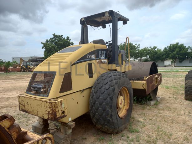 Cil. Auto-Prop. Vibrador Solos 15 T da marca CATERPILLAR, modelo CS-533E