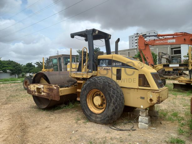 Cil. Auto-Prop. Vibrador Solos 15 T da marca CATERPILLAR, modelo CS-533E