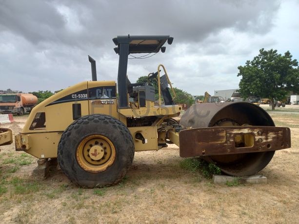 Cil. Auto-Prop. Vibrador Solos 15 T da marca CATERPILLAR, modelo CS-533E