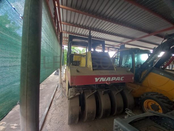 Cilindro de Pneus 28 T da marca DYNAPAC, modelo CP271