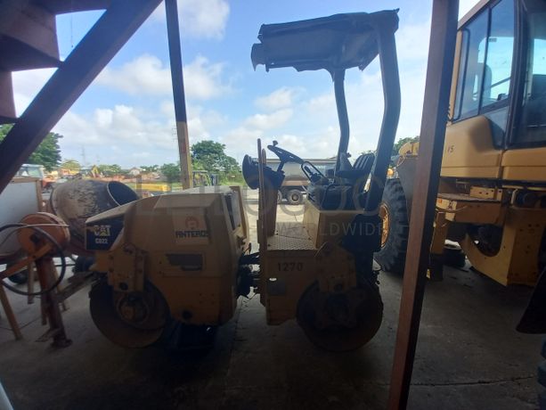 Cilindro de Rolos c/ Condutor da marca CATERPILLAR, modelo CB22