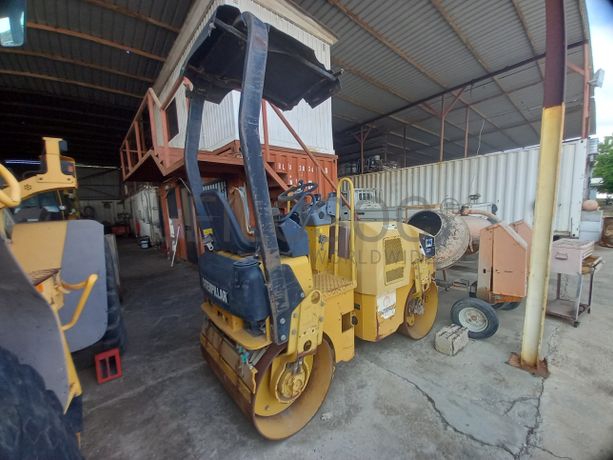 Cilindro de Rolos c/ Condutor da marca CATERPILLAR, modelo CB22